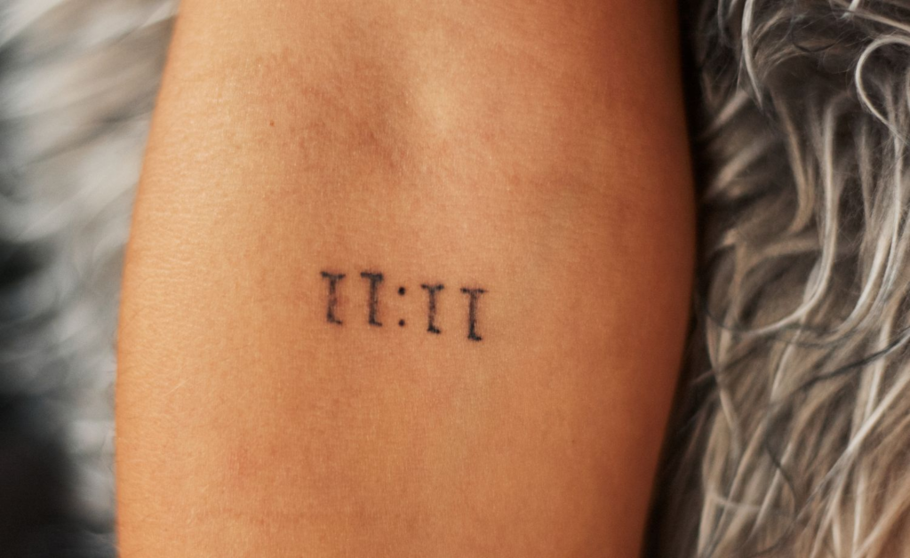 Aplicativo com centenas de ideias de tatuagem minimalista 2024 3 image 1073