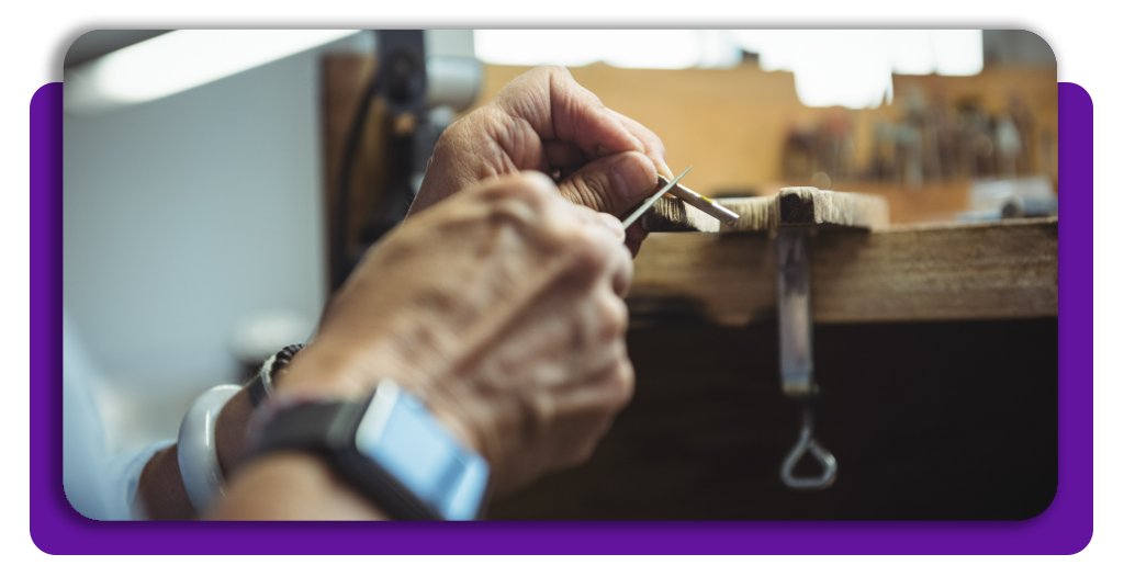 Entenda agora como fazer um curso grátis de chaveiro de moto da plataforma Unova pelo celular, com aulas online, apostila em PDF e estudo prático de casa.